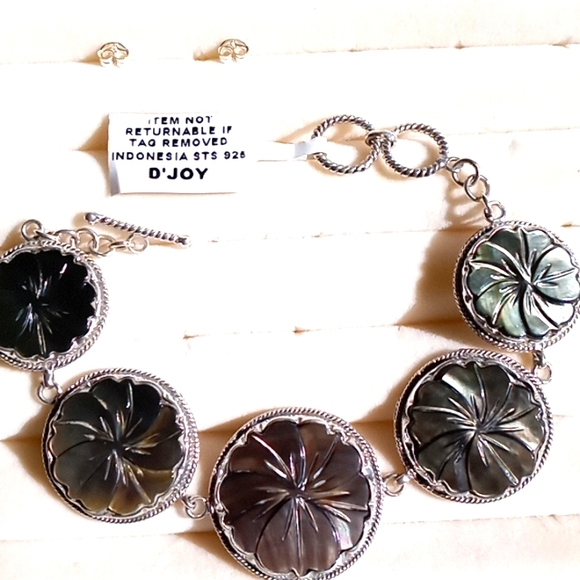 BALI LEGACY PEACOCK MOTHER OF PEARL FLOWER BRACELET - Picture 3 of 9